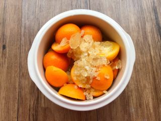 5、荸荠金桔糖水,取一个有盖子的罐子,把荸荠、金桔、放入罐里,再放入冰糖。