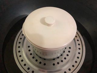 7、荸荠金桔糖水,把罐子盖上盖子,再把锅盖盖起来,中火炖一个小时。