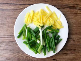 2、香酥鸡翅,生姜去皮洗净切丝，葱洗净切段待用。