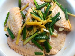 4、香酥鸡翅,加入一勺生抽，一勺蚝油，一勺料酒，半勺白糖，少许盐，适量黑胡椒粉用手抓匀，腌制1个小时。