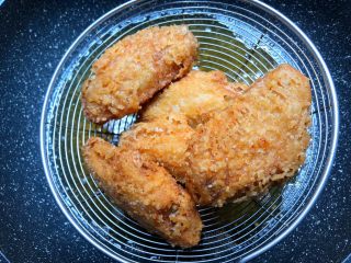 7、香酥鸡翅,鸡翅炸至酥脆捞起来，等油温升高，再把鸡翅放入炸2分钟，再捞起来控干油。