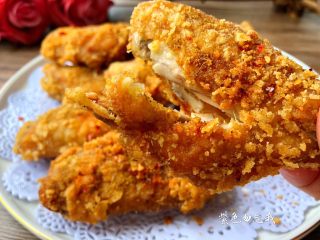 8、香酥鸡翅,把炸好的鸡翅摆入盘里，撒上辣椒粉和孜然粉即可，好吃的香酥鸡翅做好了，外酥里嫩，好吃到爆。