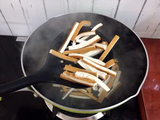 5、芹菜炒香干,捞出沥干水份备用