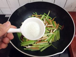 11、芹菜炒香干,加入白糖