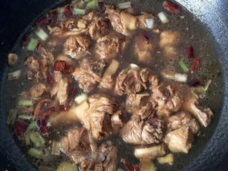 10、香辣啤酒鸭,翻炒均匀，大火烧开小火焖30分钟左右