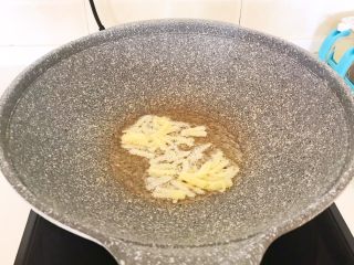 15、超级下饭菜  油焖尖椒,油烧热后加入姜丝，炒出香味