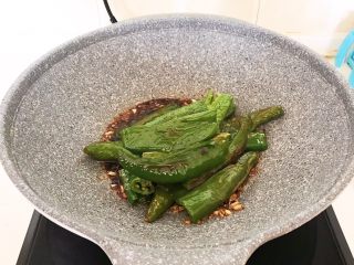 21、超级下饭菜  油焖尖椒,加入煎好的小辣椒