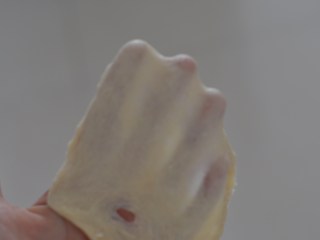 3、早餐鸡蛋堡,面团可拉出薄膜