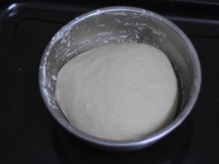 4、早餐鸡蛋堡,收圆放入盆子里，盖上保鲜膜进行基础发酵