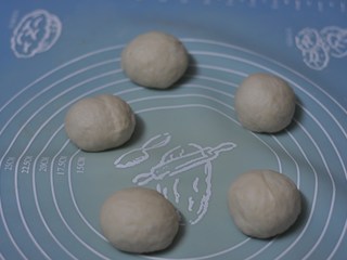 6、早餐鸡蛋堡,取出发酵好的面团，排气后分割为5等份，松弛15分钟