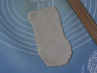 7、早餐鸡蛋堡,擀开，翻面，从上往下卷起