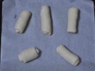 8、早餐鸡蛋堡,依次做好，排放入烤盘