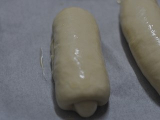 9、早餐鸡蛋堡,发到2倍大后，表面刷上蛋液