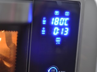 10、早餐鸡蛋堡,放入预热好的烤箱，中层，180度，13—15分钟左右