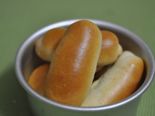 11、早餐鸡蛋堡,烤好的面包出炉后冷却再吃，可以放入保鲜袋子里封存，放置一夜后餐包更柔软呢