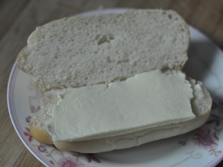 12、早餐鸡蛋堡,对半切开，先抹一层沙拉酱，再摆上一块儿童奶酪