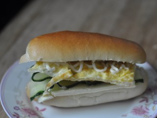 13、早餐鸡蛋堡,夹上鸡蛋和青瓜，挤上沙拉酱，盖上上面的面包