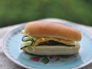 14、早餐鸡蛋堡,早餐鸡蛋汉堡，做好以后，放入微波炉转30秒回热后再吃，这时候才是最好吃