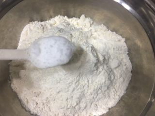 2、改良版蔬菜肉卷饼,加一勺盐