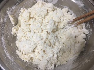 3、改良版蔬菜肉卷饼,倒入开水150ml、筷子快速拨开成絮状，慢慢加开水哦