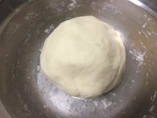 4、改良版蔬菜肉卷饼,不怎么烫了，揉成光滑面团盖保鲜膜醒20分钟