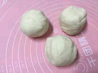 5、改良版蔬菜肉卷饼,醒好后分成三个面团，我做的比较大，哈哈