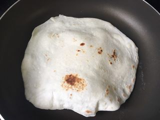 8、改良版蔬菜肉卷饼,面团变色后换另一面，会鼓包哦