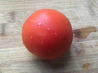 9、改良版蔬菜肉卷饼,西红柿一个洗干净