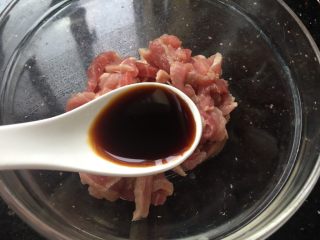 12、改良版蔬菜肉卷饼,肉丝切好加一勺酱油