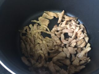 17、改良版蔬菜肉卷饼,锅里快速炒熟