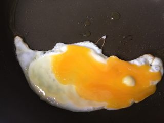 19、改良版蔬菜肉卷饼,煎个荷包蛋，蛋黄巴拉克，包的时候好包一些