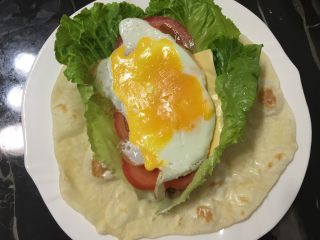 21、改良版蔬菜肉卷饼,分别码上生菜番茄肉丝奶酪鸡蛋