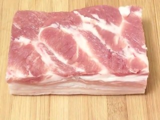 1、红烧肉,准备一块精品五花肉