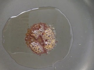 6、红烧肉,炒成枣红色