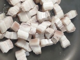 7、红烧肉,加入五花肉炒上色