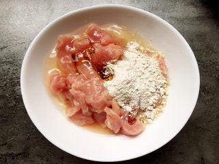 6、水煮肉片,瘦肉切片切片放入碗中,加入一个蛋清,一勺淀粉,适量生抽拌匀。