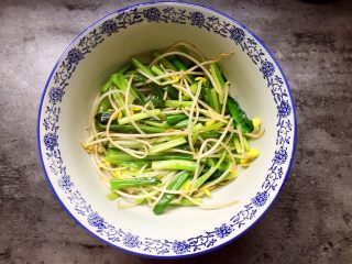 9、水煮肉片,炒好的配菜装入碗中。