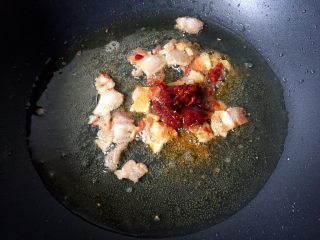 12、水煮肉片,加入一勺豆瓣酱翻炒出香味。