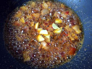 13、水煮肉片,放入生姜翻炒均匀。