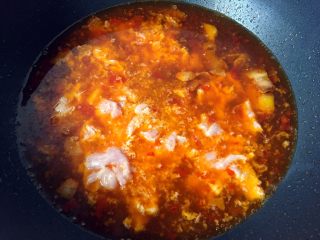 15、水煮肉片,放入肉片搅散煮开,加入适量盐再煮一分钟即可出锅。