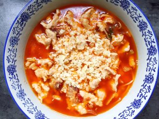 17、水煮肉片,将大蒜末铺在表面。