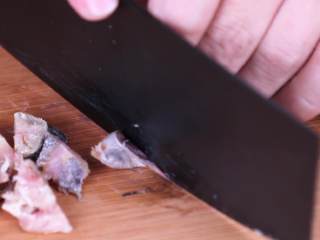 2、鱼香茄子煲,用开水烫洗咸鱼块后沥干水分，剁切成小块备用