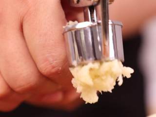 3、鱼香茄子煲,用压蒜器制作蒜泥