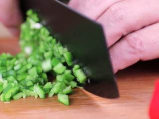 4、鱼香茄子煲,准备青椒碎、红椒碎、小辣椒段