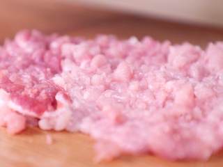 5、鱼香茄子煲,猪肉剁碎成末备用