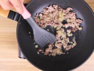 6、鱼香茄子煲,热锅多下些油，下蒜蓉、肉末煸炒香