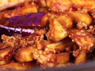 7、鱼香茄子煲,在砂锅底刷上一层油，倒入炒好的茄子，加入小辣椒段盖上，中火5分钟