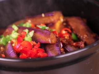 8、鱼香茄子煲,再开锅加入青椒碎、红椒碎，关火焖5分钟，马上开吃！