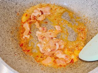 6、蒜苔炒肉,放入腌制好的瘦肉,翻炒至变色