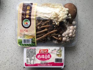 1、菌菇豆腐羹,首先我们准备好所有食材，如果你没有这种菌菇，可以选用你自己喜欢的各种菌菇